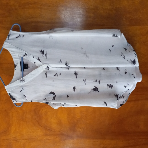 Nue Options Tops - Nue Options White V-Neck Pleated Blouse With Bird Print *MED*